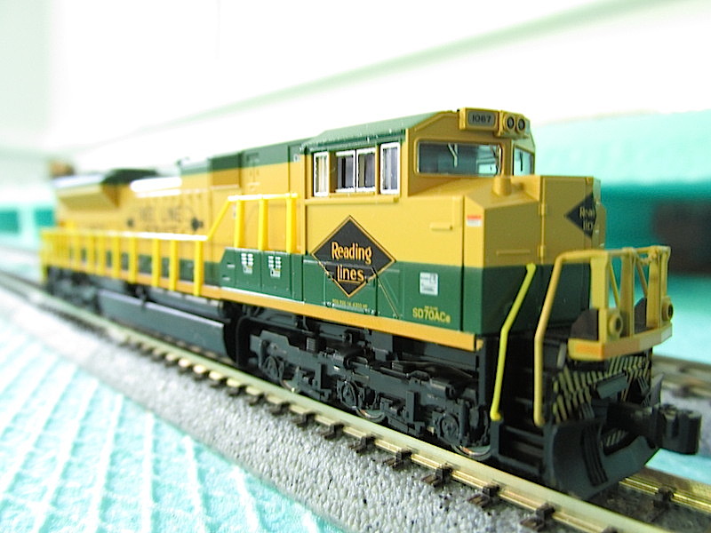 Kato EMD SD70ACe NS Heritage Reading Lines 1067.JPG