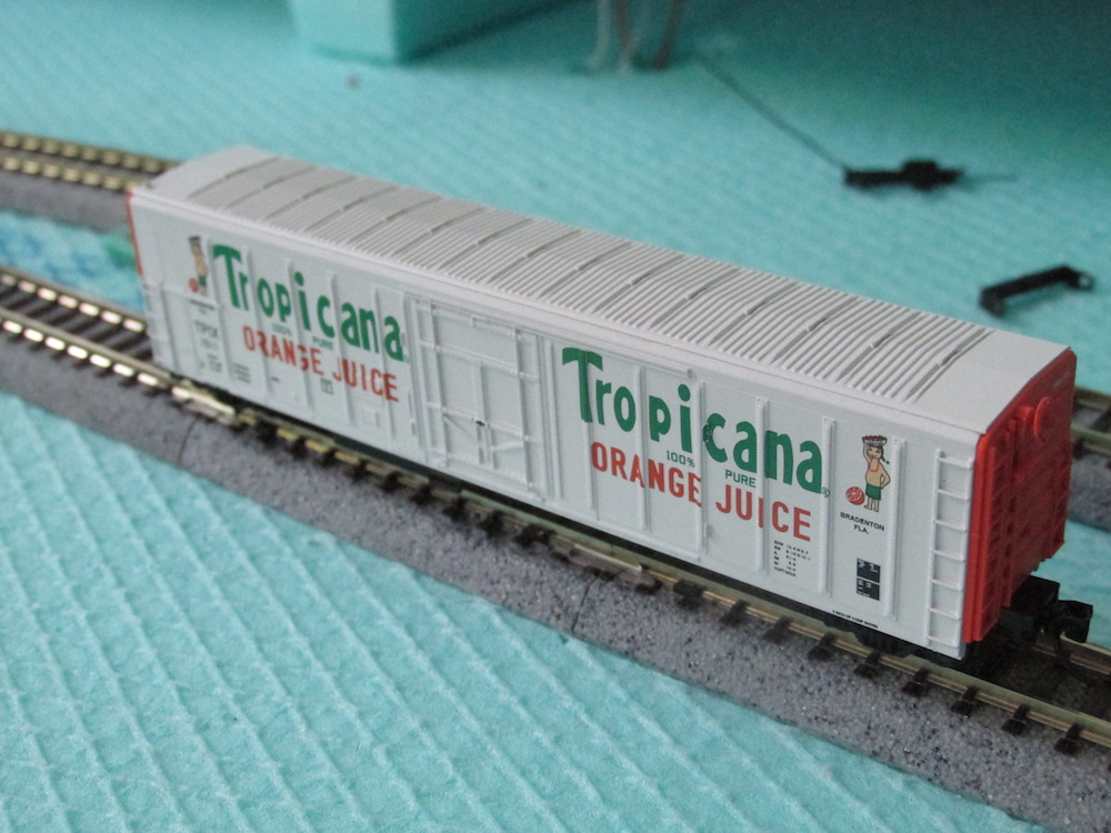 Red Caboose R-70-15 Refrigerator Car - Tropicana 1511.JPG