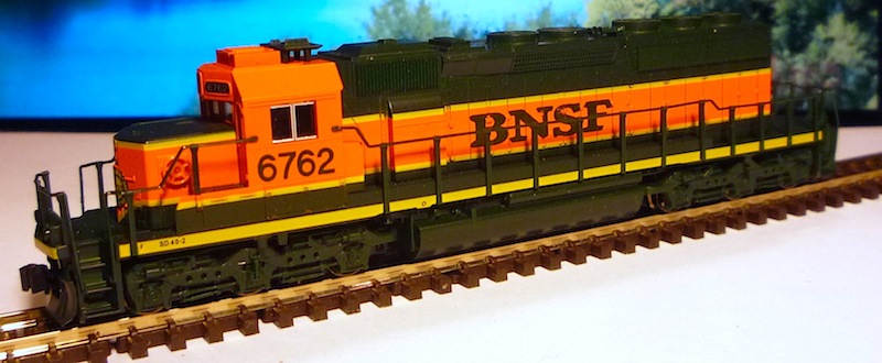 Kato EMD SD40-2, BNSF #6762 01.JPG