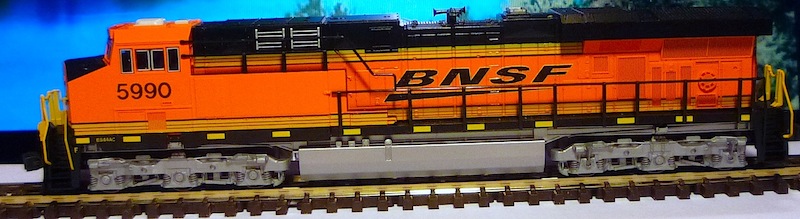 Kato GE ES44AC GEVO, BNSF %22Swoosh%22 #5990 02.JPG