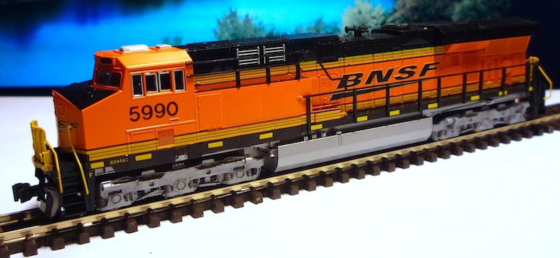 Kato GE ES44AC GEVO, BNSF %22Swoosh%22 #5990 01.JPG