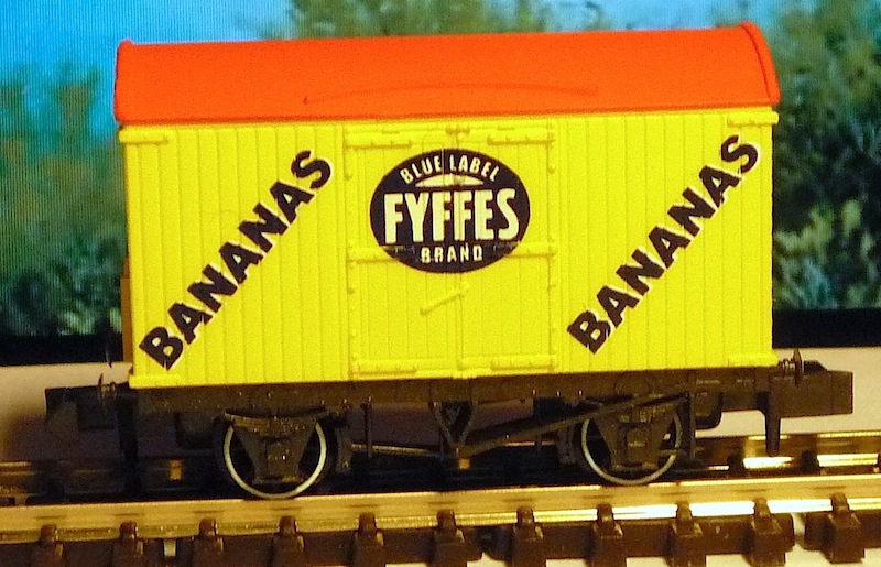 Peco Box Van Refrigerated Fyffes.JPG