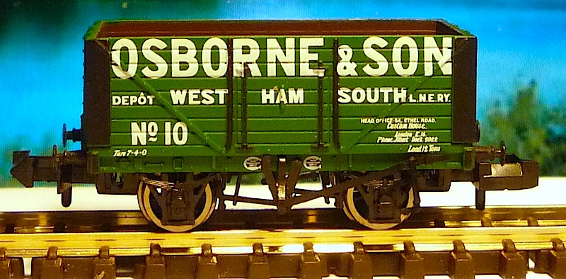 Graham Farish Osbourne & Son 8-Plank Wagon.JPG