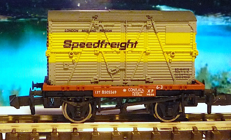 Graham Farish Conflat with BD Container Speedfreight.JPG