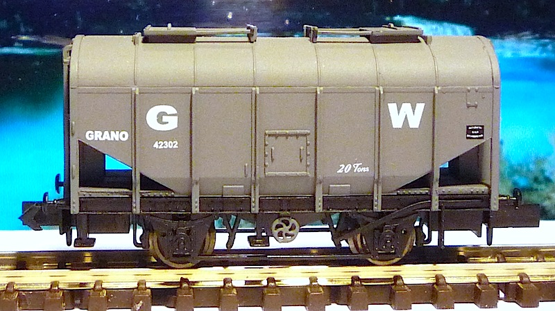 Dapol Bulk grain hopper wagon 42302 in GWR grey.JPG