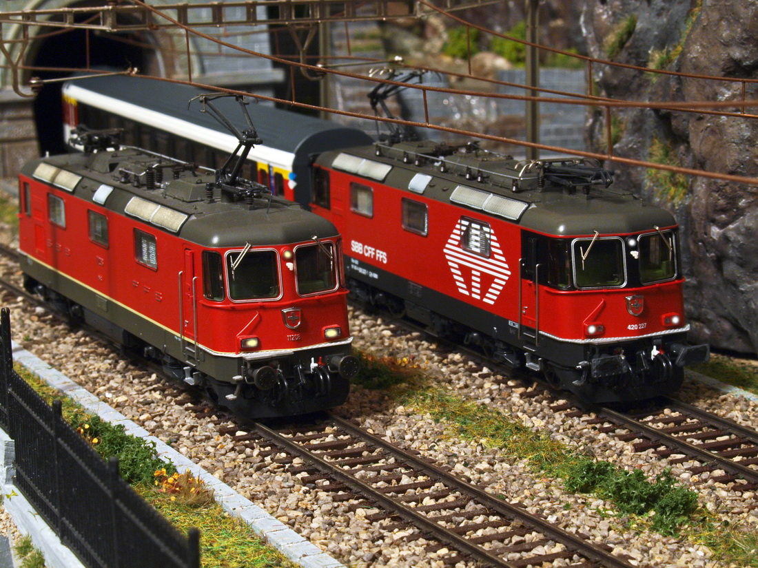 SBB Re 4-4 11208 & 420 227-1_02.JPG