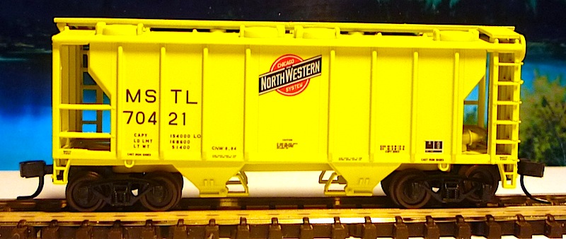 Atlas Trainman PS-2 Covered Hopper Chicago & NW 70421P1030775.JPG