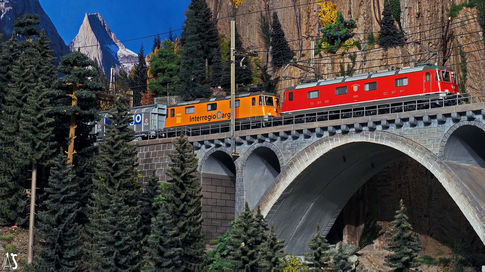 SBB Re 6-6 11670 & Re 4-4 11320.jpg