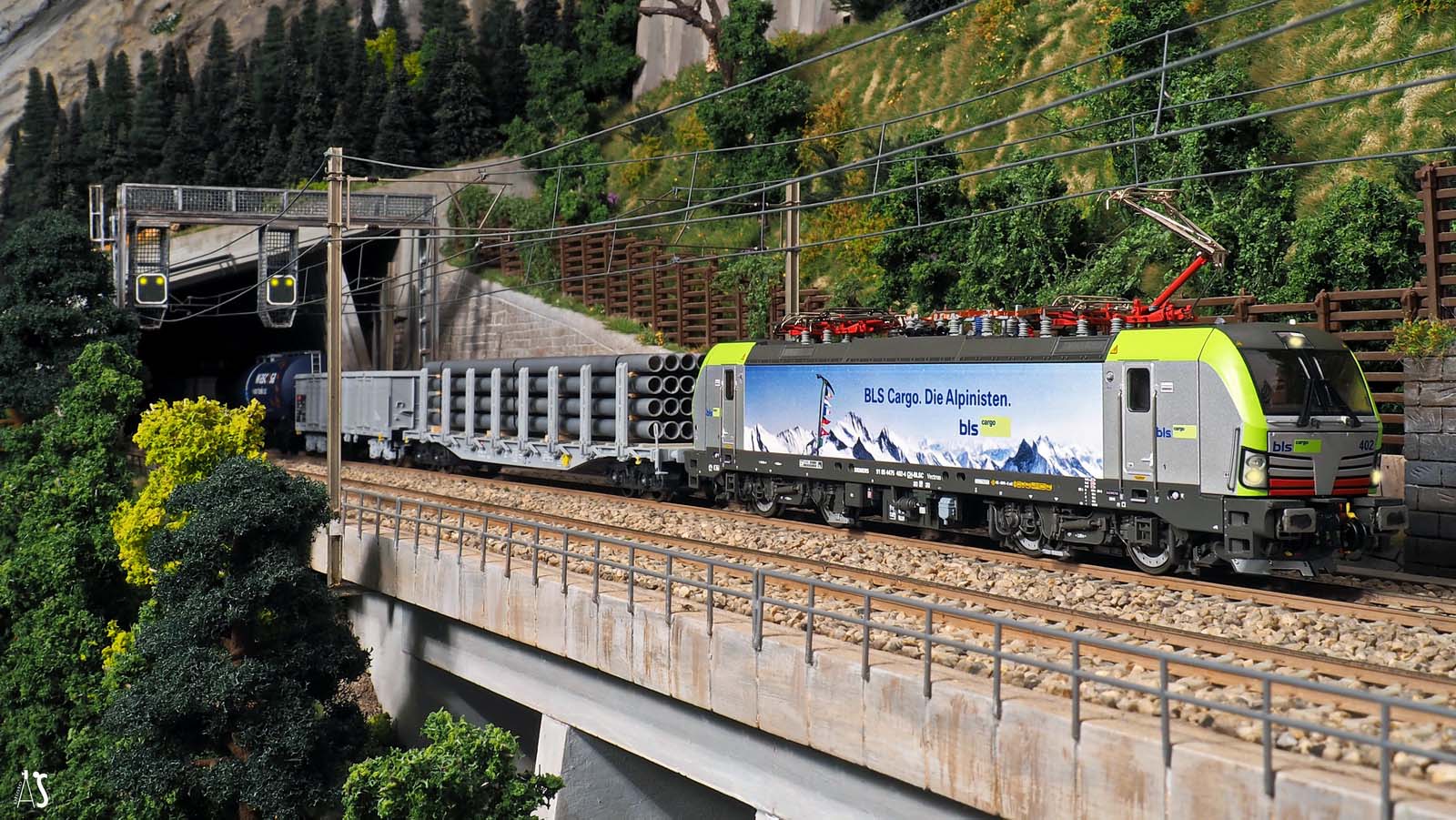 BLS cargo Re 475 402 vectron_01.jpg