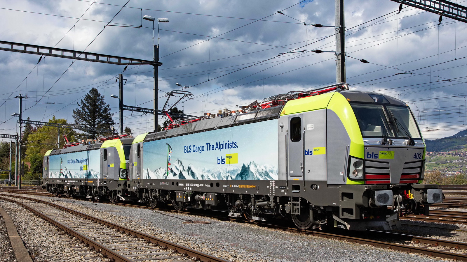 BLS cargo Re 475 402 & 401 vectron.jpg