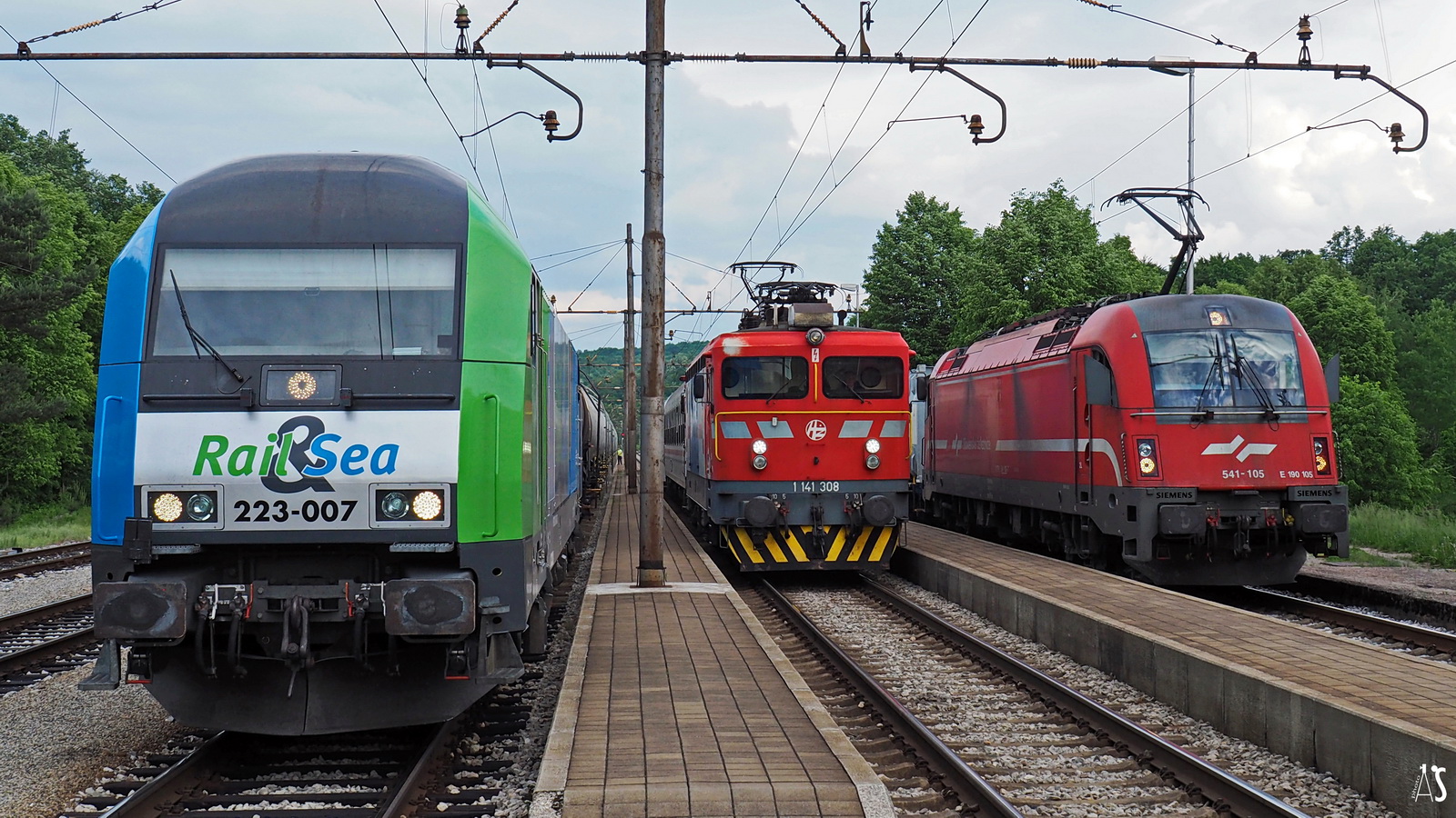 R&S 223 007 & HŽPP 1141 308 & SŽ 541 105,Oštarije,13.05.18AS.jpg