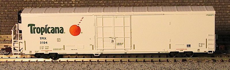 BLMA Models - Trinity 64' Reefer - Tropicana 3104.JPG