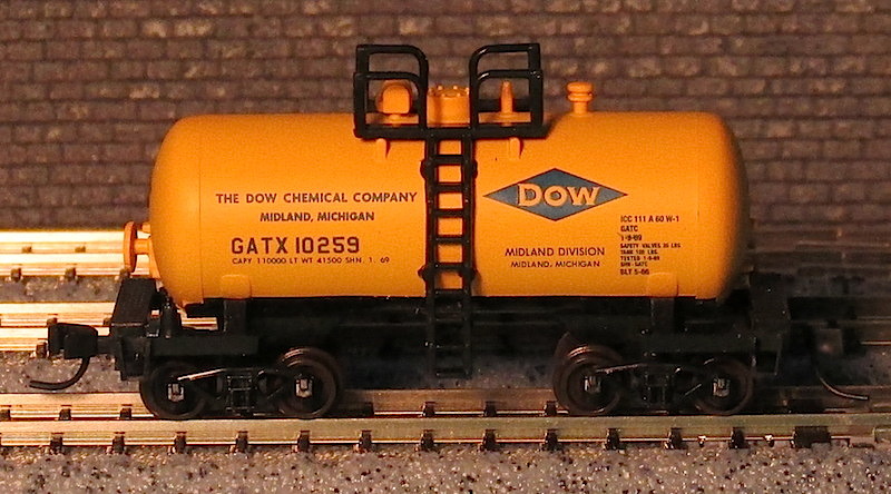 Atlas Trainman - 28ft Beer Can Shorty Tank Car - DOW Chemical 10259.JPG