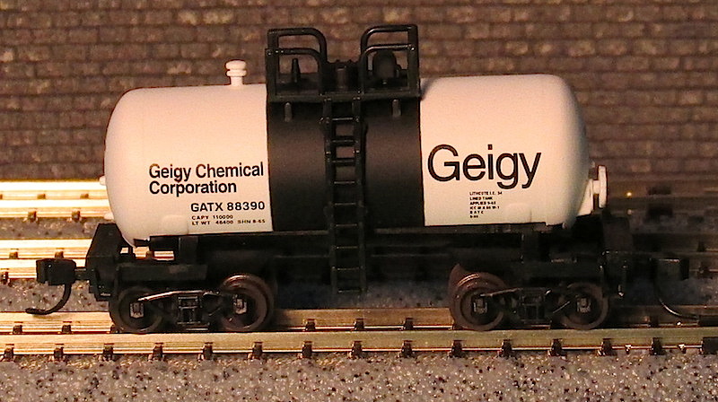 Atlas Trainman - 28ft Beer Can Shorty Tank Car - Geigy Chemical (GATX) 88390.JPG