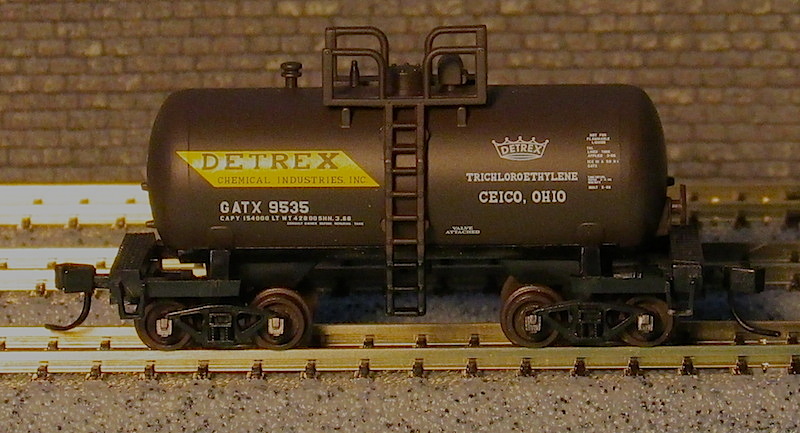 Atlas Trainman - 28ft Beer Can Tank Car - Detrex 9535.JPG